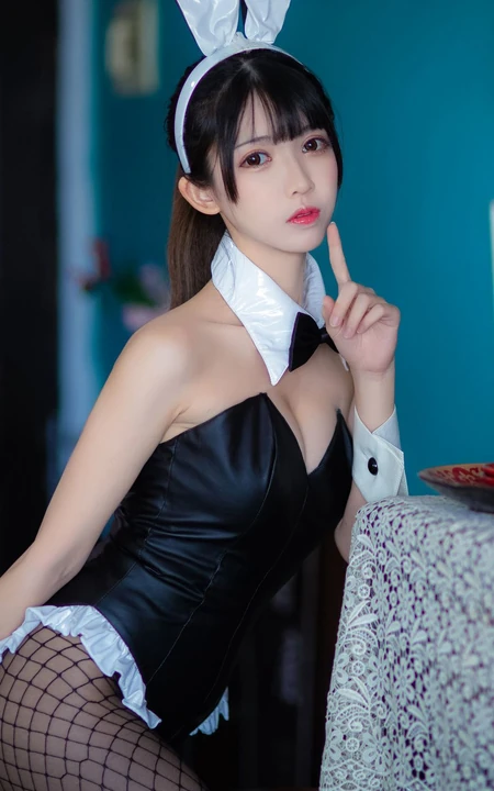 戴着兔耳朵的气质漂亮线条感网袜小姐姐鳗鱼霏儿高清cos图片
