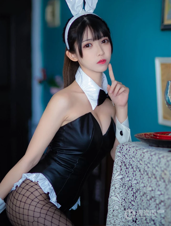 戴着兔耳朵的气质漂亮线条感网袜小姐姐鳗鱼霏儿高清cos图片
