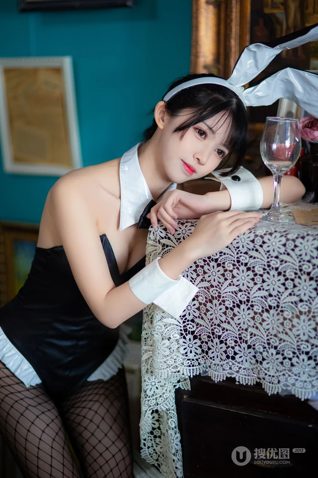 戴着兔耳朵的气质漂亮线条感网袜小姐姐鳗鱼霏儿高清cos图片