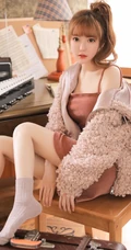 坐在椅子上的气质长腿女生肩带连衣短裙显白皙肌肤气质写真图片