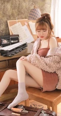 坐在椅子上的气质长腿女生肩带连衣短裙显白皙肌肤气质写真图片