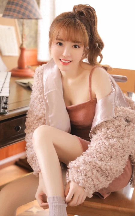 坐在椅子上的气质长腿女生肩带连衣短裙显白皙肌肤气质写真图片