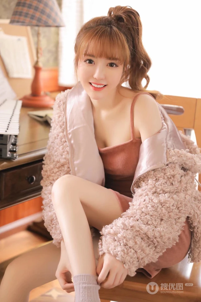 坐在椅子上的气质长腿女生肩带连衣短裙显白皙肌肤气质写真图片