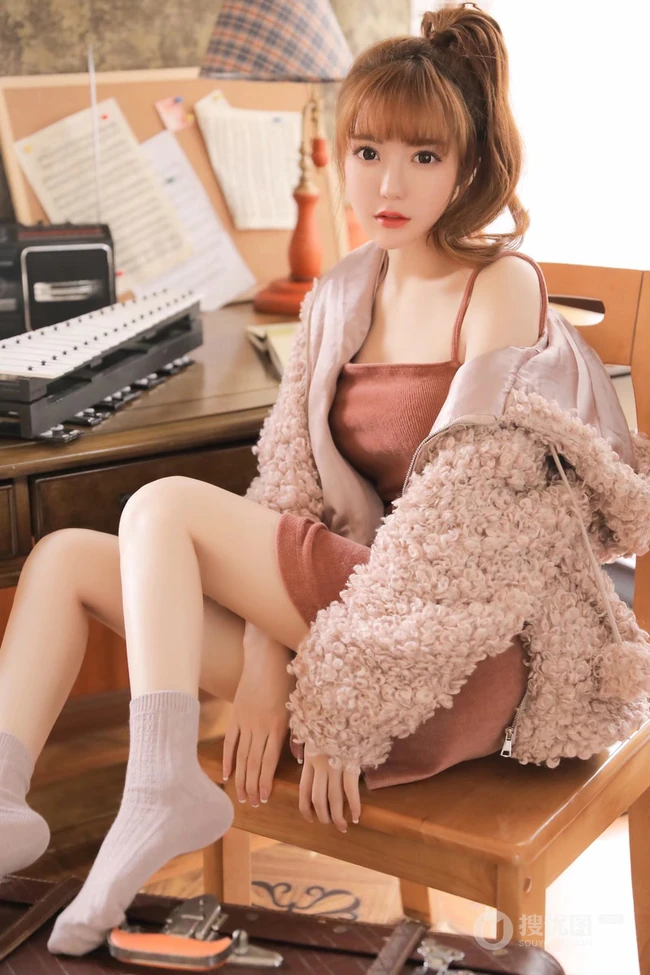 坐在椅子上的气质长腿女生肩带连衣短裙显白皙肌肤气质写真图片
