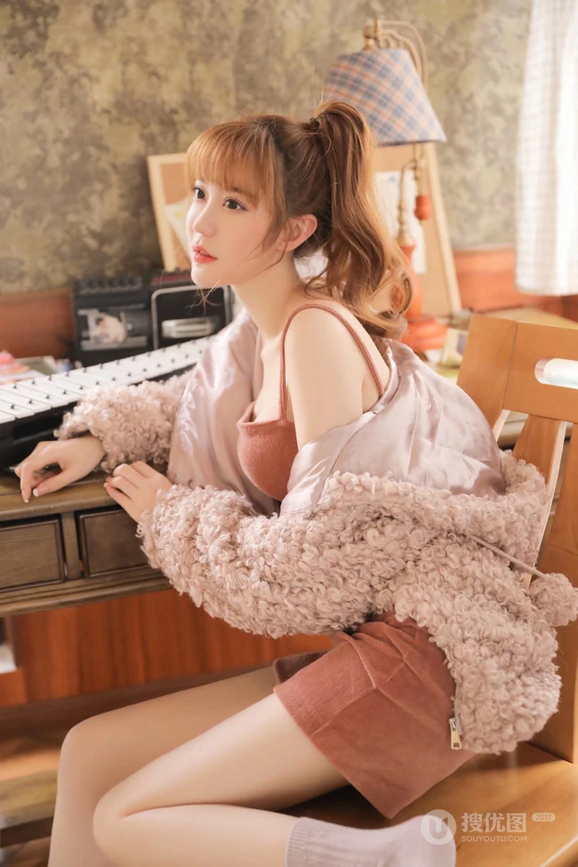坐在椅子上的气质长腿女生肩带连衣短裙显白皙肌肤气质写真图片
