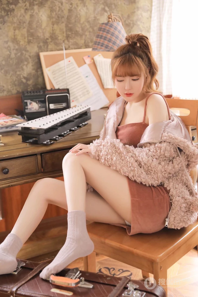 坐在椅子上的气质长腿女生肩带连衣短裙显白皙肌肤气质写真图片