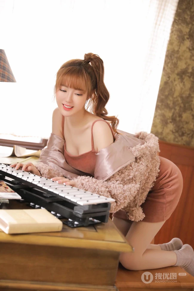坐在椅子上的气质长腿女生肩带连衣短裙显白皙肌肤气质写真图片