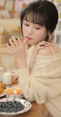 喜欢各种水果，零食的甜美大眼睛少女背心搭短裤居家日常写真
