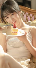 喜欢各种水果，零食的甜美大眼睛少女背心搭短裤居家日常写真