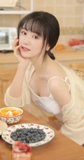 喜欢各种水果，零食的甜美大眼睛少女背心搭短裤居家日常写真