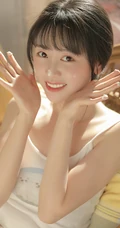喜欢各种水果，零食的甜美大眼睛少女背心搭短裤居家日常写真