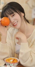 喜欢各种水果，零食的甜美大眼睛少女背心搭短裤居家日常写真