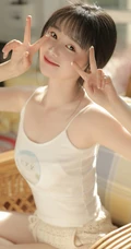 喜欢各种水果，零食的甜美大眼睛少女背心搭短裤居家日常写真