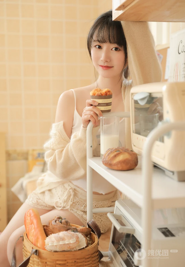 喜欢各种水果，零食的甜美大眼睛少女背心搭短裤居家日常写真