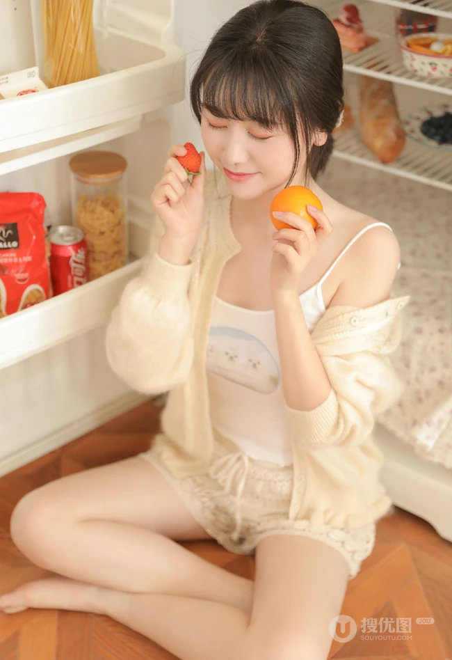 喜欢各种水果，零食的甜美大眼睛少女背心搭短裤居家日常写真
