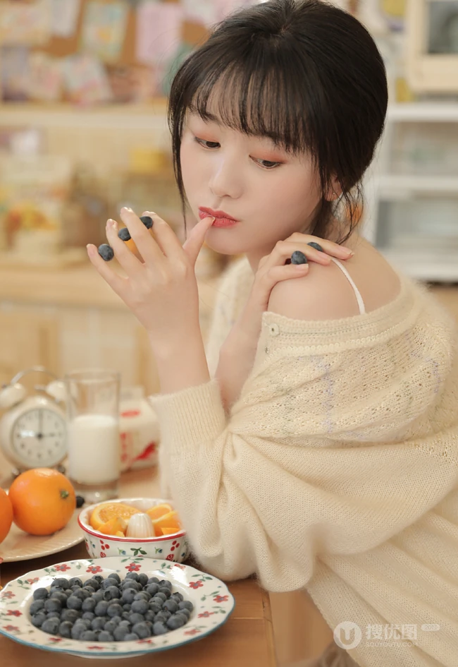 喜欢各种水果，零食的甜美大眼睛少女背心搭短裤居家日常写真