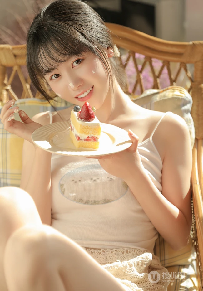 喜欢各种水果，零食的甜美大眼睛少女背心搭短裤居家日常写真