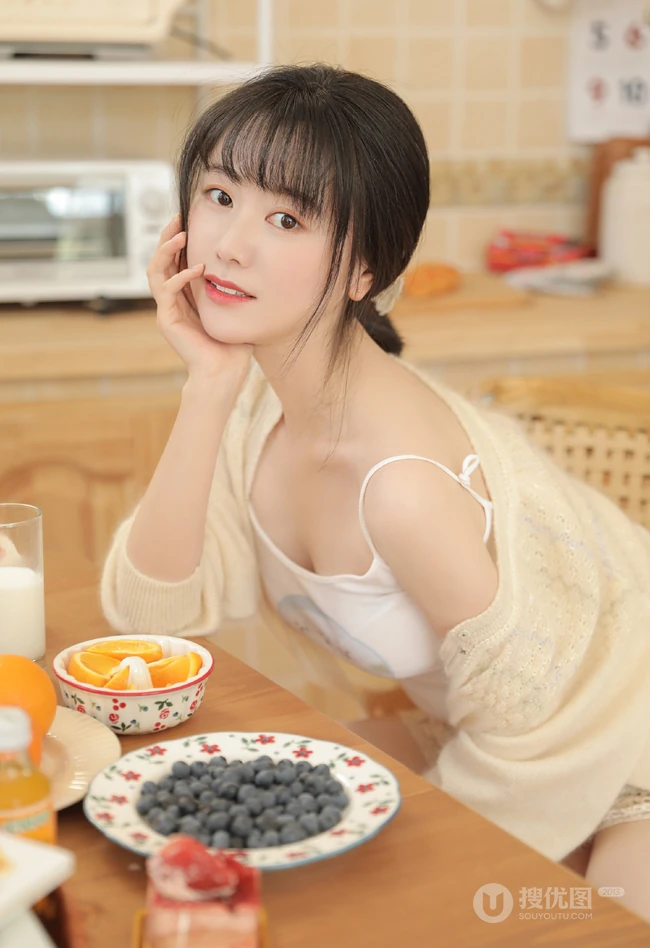 喜欢各种水果，零食的甜美大眼睛少女背心搭短裤居家日常写真