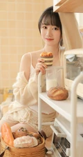 喜欢各种水果，零食的甜美大眼睛少女背心搭短裤居家日常写真