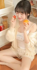 喜欢各种水果，零食的甜美大眼睛少女背心搭短裤居家日常写真