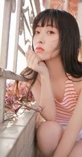 阳台上晾衣服的平胸女生条纹背心白裙清纯唯美写真图片