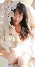 阳台上晾衣服的平胸女生条纹背心白裙清纯唯美写真图片