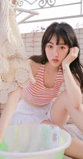 阳台上晾衣服的平胸女生条纹背心白裙清纯唯美写真图片