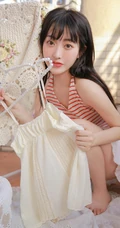 阳台上晾衣服的平胸女生条纹背心白裙清纯唯美写真图片