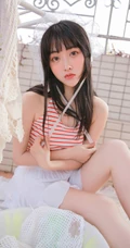 阳台上晾衣服的平胸女生条纹背心白裙清纯唯美写真图片
