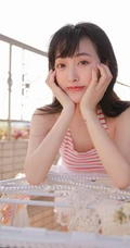 阳台上晾衣服的平胸女生条纹背心白裙清纯唯美写真图片
