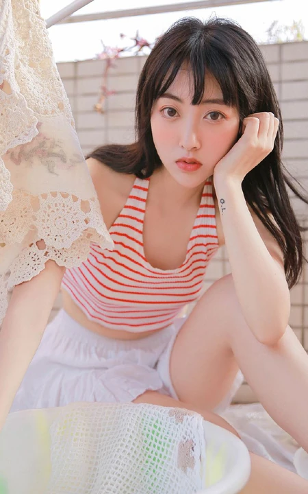 阳台上晾衣服的平胸女生条纹背心白裙清纯唯美写真图片
