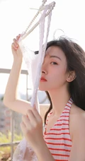 阳台上晾衣服的平胸女生条纹背心白裙清纯唯美写真图片