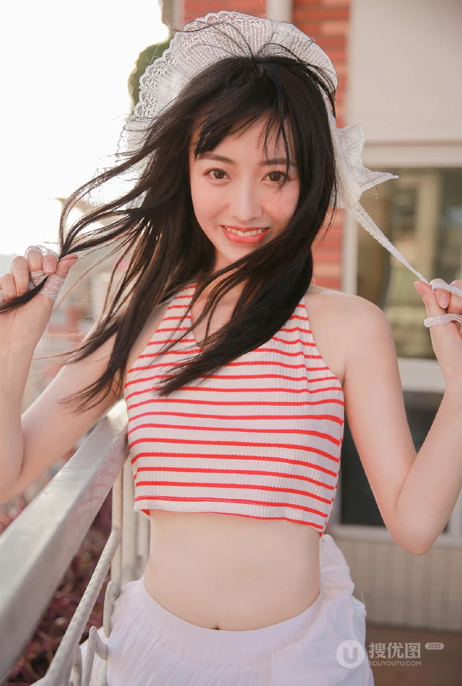 阳台上晾衣服的平胸女生条纹背心白裙清纯唯美写真图片