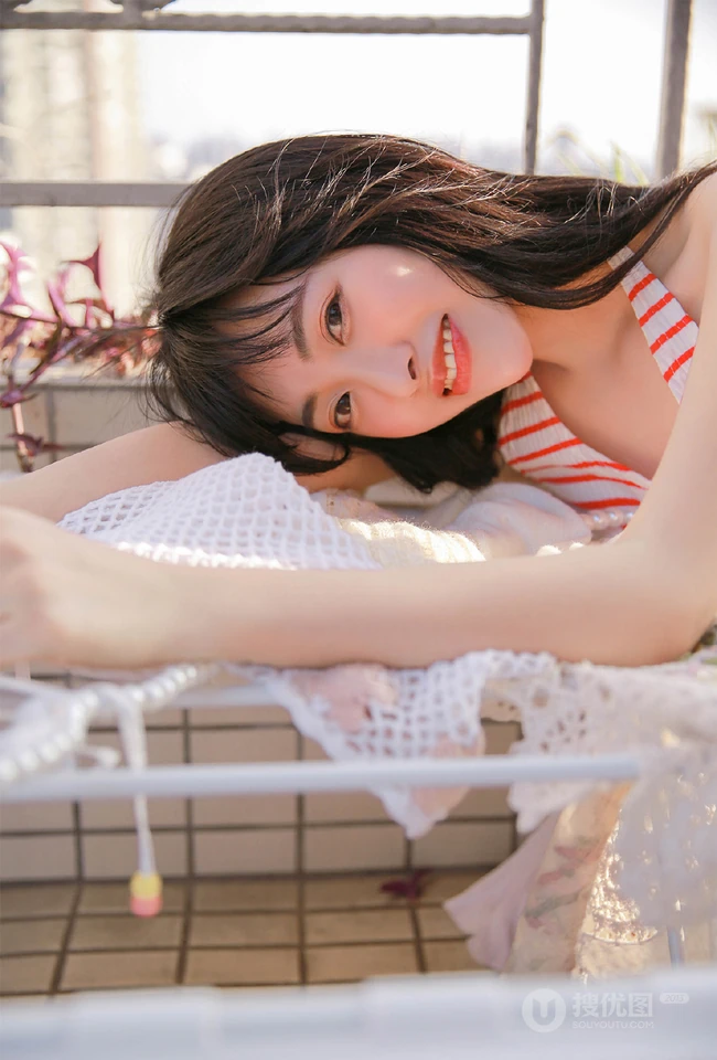 阳台上晾衣服的平胸女生条纹背心白裙清纯唯美写真图片