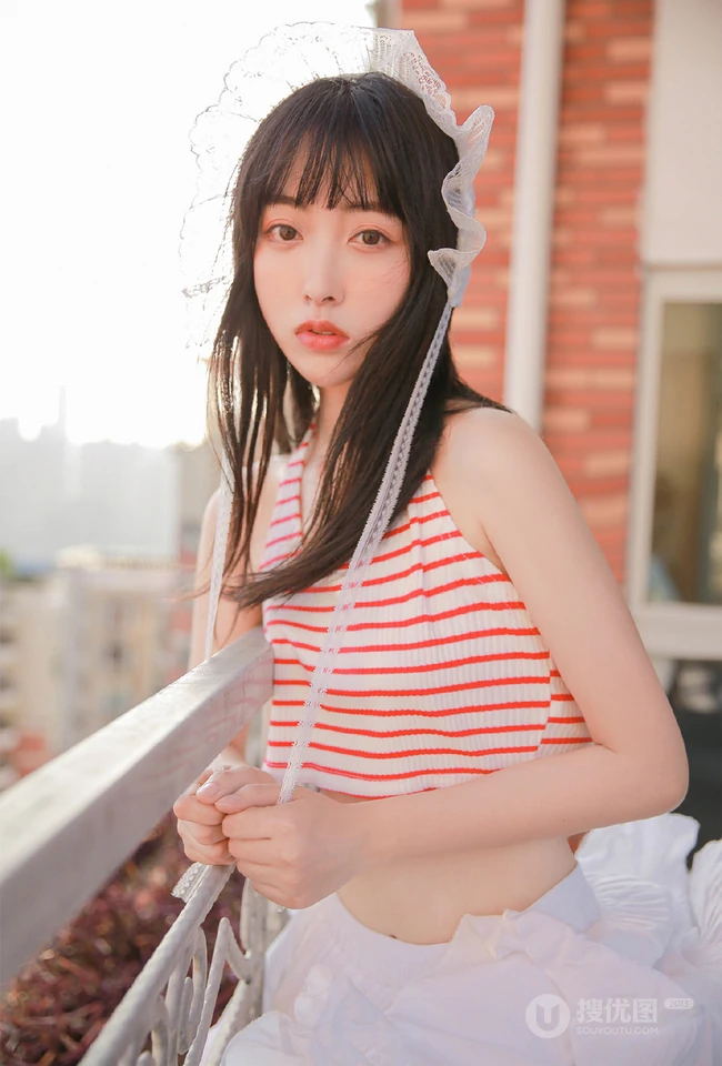 阳台上晾衣服的平胸女生条纹背心白裙清纯唯美写真图片