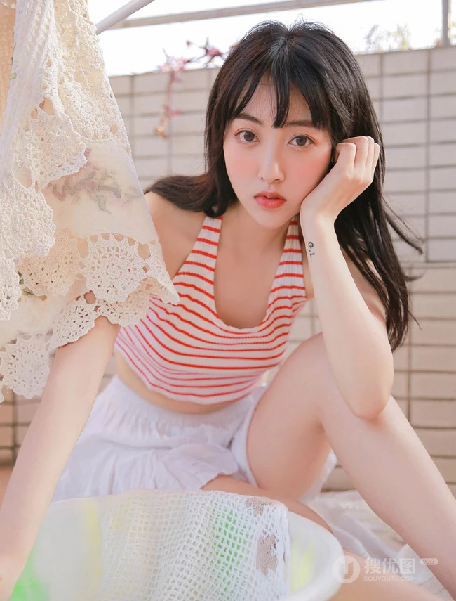 阳台上晾衣服的平胸女生条纹背心白裙清纯唯美写真图片