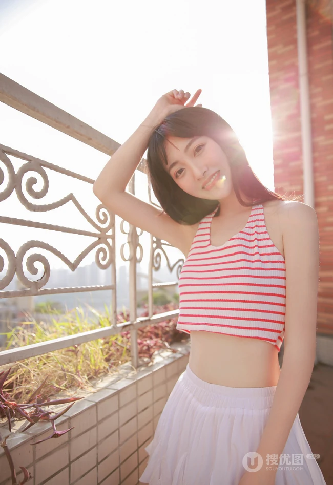 阳台上晾衣服的平胸女生条纹背心白裙清纯唯美写真图片