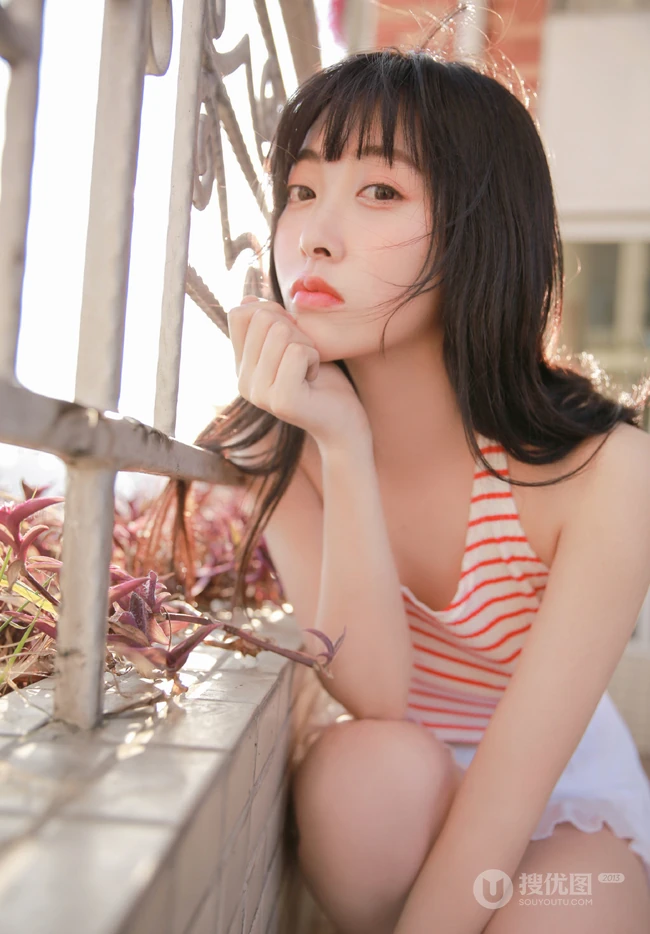 阳台上晾衣服的平胸女生条纹背心白裙清纯唯美写真图片