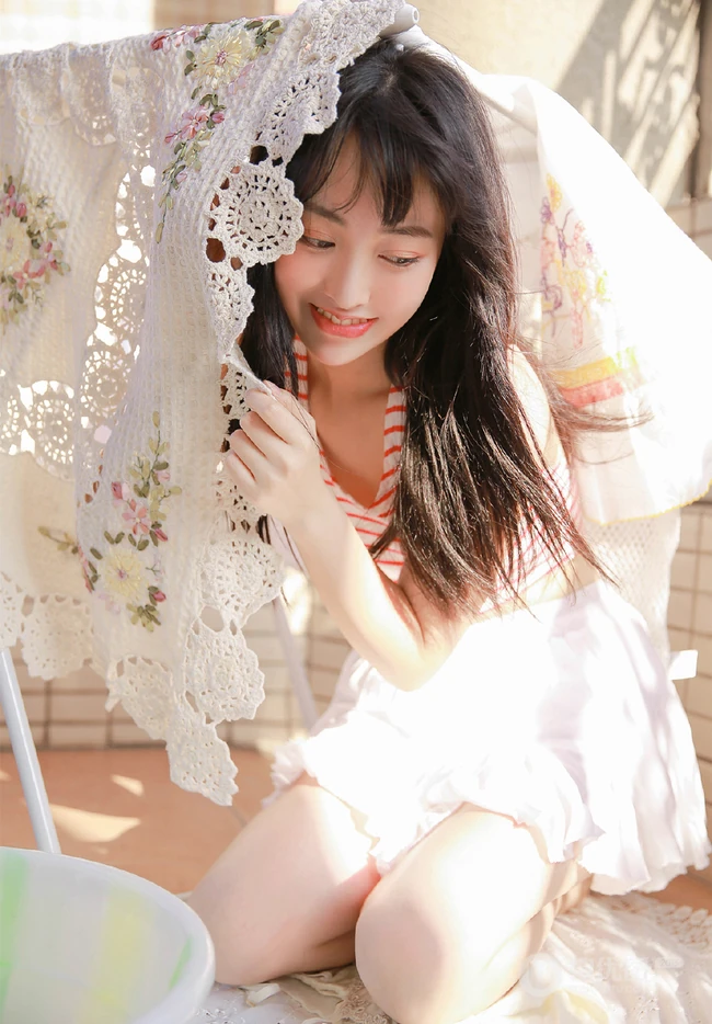 阳台上晾衣服的平胸女生条纹背心白裙清纯唯美写真图片