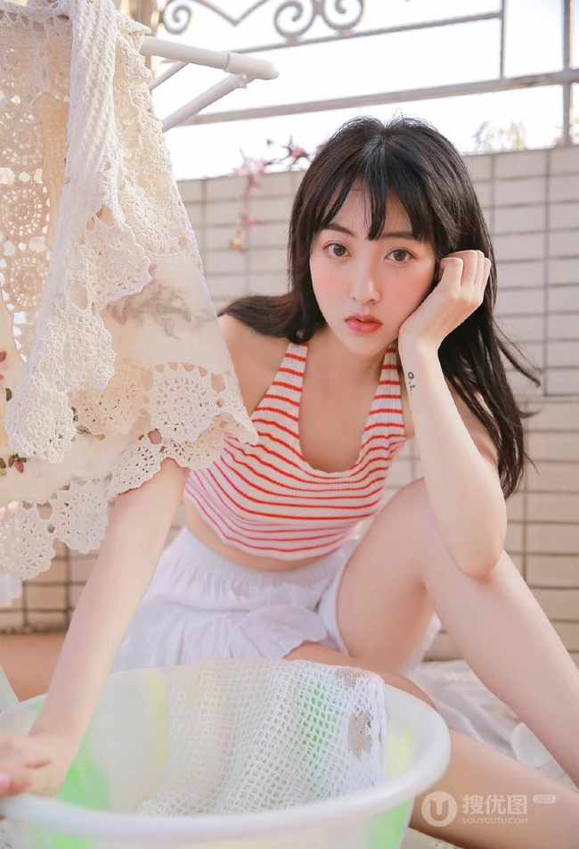 阳台上晾衣服的平胸女生条纹背心白裙清纯唯美写真图片
