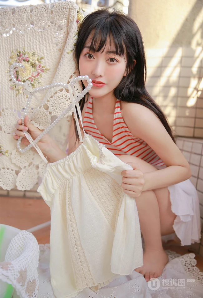 阳台上晾衣服的平胸女生条纹背心白裙清纯唯美写真图片