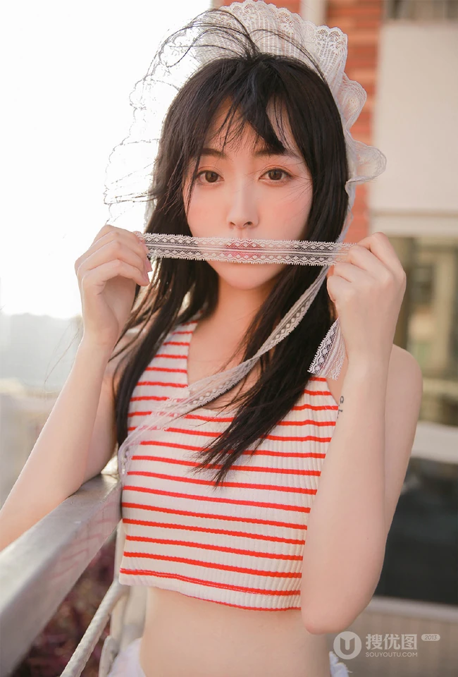 阳台上晾衣服的平胸女生条纹背心白裙清纯唯美写真图片
