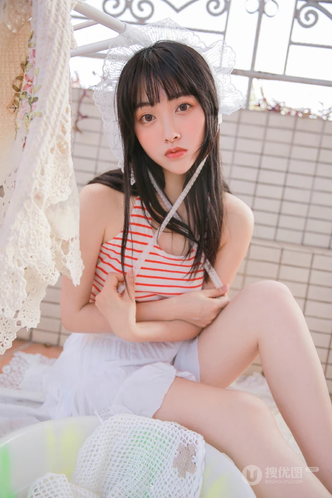阳台上晾衣服的平胸女生条纹背心白裙清纯唯美写真图片