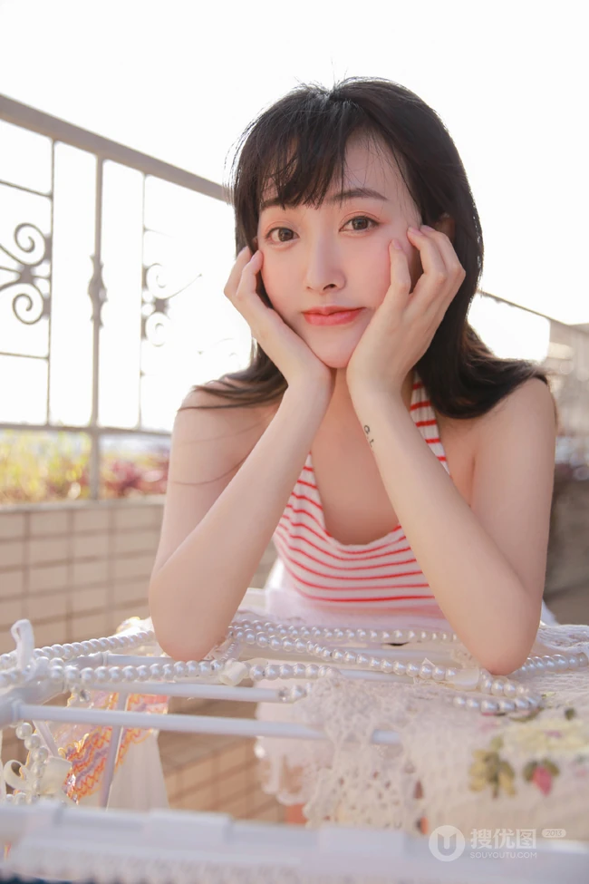 阳台上晾衣服的平胸女生条纹背心白裙清纯唯美写真图片