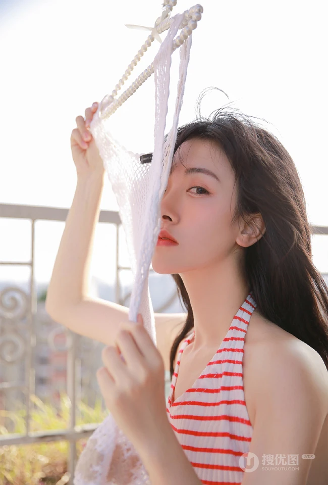 阳台上晾衣服的平胸女生条纹背心白裙清纯唯美写真图片