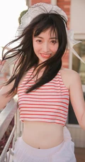 阳台上晾衣服的平胸女生条纹背心白裙清纯唯美写真图片