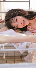 阳台上晾衣服的平胸女生条纹背心白裙清纯唯美写真图片