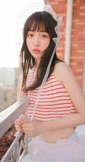 阳台上晾衣服的平胸女生条纹背心白裙清纯唯美写真图片