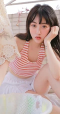 阳台上晾衣服的平胸女生条纹背心白裙清纯唯美写真图片