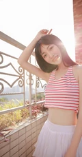 阳台上晾衣服的平胸女生条纹背心白裙清纯唯美写真图片